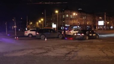 Ukrayna Dnipro Dnepr Polisi Toronto kavşağındaki dramatik araba kazası sahnesini araştırıyor.