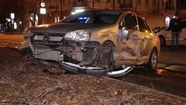 ウクライナDnipro Dnepr警察は トロント交差点の劇的な致命的な車の事故現場を調査します空中トップビューパノラマスカイフライドローンコプターHd — ストック動画