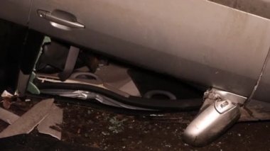 Ukrayna Dnipro Dnepr Polisi Toronto kavşağındaki dramatik araba kazası sahnesini araştırıyor.