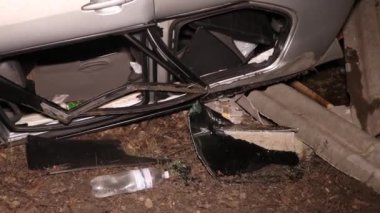 Ukrayna Dnipro Dnepr Polisi Toronto kavşağındaki dramatik araba kazası sahnesini araştırıyor.