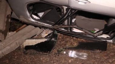 Ukrayna Dnipro Dnepr Polisi Toronto kavşağındaki dramatik araba kazası sahnesini araştırıyor.