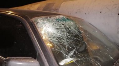 Ukrayna Dnipro Dnepr Polisi Toronto kavşağındaki dramatik araba kazası sahnesini araştırıyor.