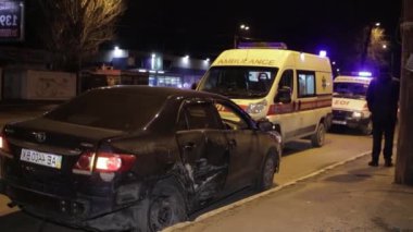 Ukrayna Dnipro Dnepr Polisi Toronto kavşağındaki dramatik araba kazası sahnesini araştırıyor.