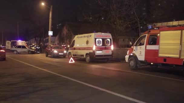 우크라이나 드네프르 경찰은 토론토 교차로의 치명적 자동차 현장을 조사하고 — 비디오
