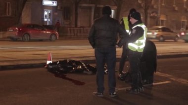 Ukrayna Dnipro Dnepr Polisi Toronto kavşağındaki dramatik araba kazası sahnesini araştırıyor.