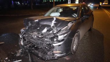 Ukrayna Dnipro Dnepr Polisi Toronto kavşağındaki dramatik araba kazası sahnesini araştırıyor.