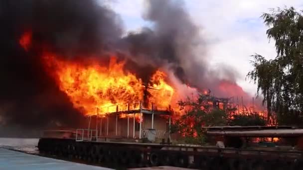 Großes Feuer Mit Schwarzem Rauch Antenne Oben Panoramablick Himmel Fliegen — Stockvideo