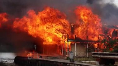 Siyah dumanlı büyük ateş üst panoramik gökyüzü sineği