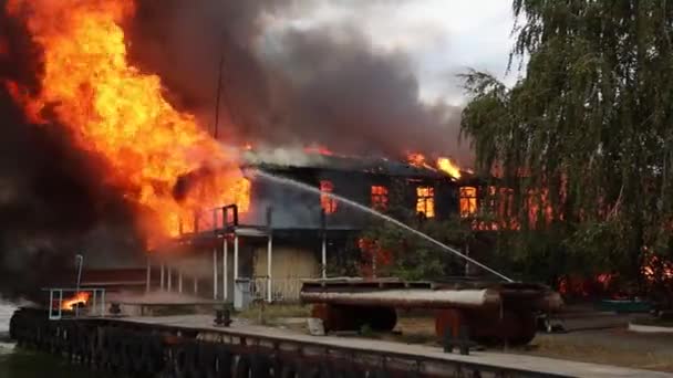 Großes Feuer Mit Schwarzem Rauch Antenne Oben Panoramablick Himmel Fliegen — Stockvideo