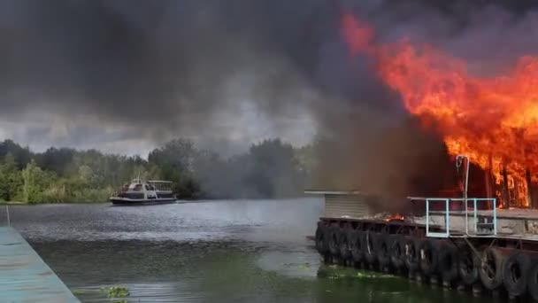 Velký Oheň Černým Kouřem Anténní Vrchol Panoramatický Pohled Nebe Létat — Stock video