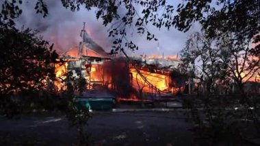 Siyah dumanlı büyük ateş üst panoramik gökyüzü sineği