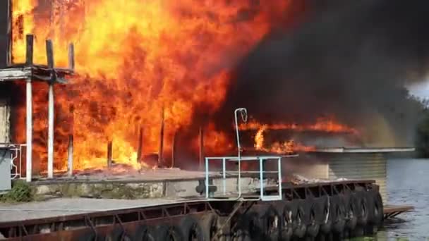 Großes Feuer Mit Schwarzem Rauch Antenne Oben Panoramablick Himmel Fliegen — Stockvideo