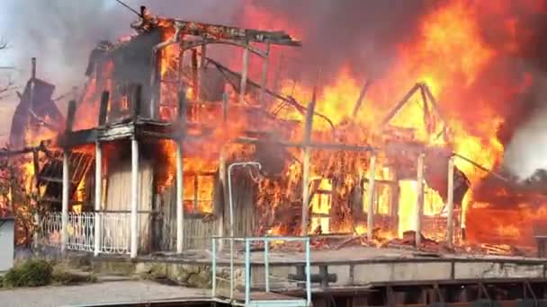 Großes Feuer Mit Schwarzem Rauch Antenne Oben Panoramablick Himmel Fliegen — Stockvideo