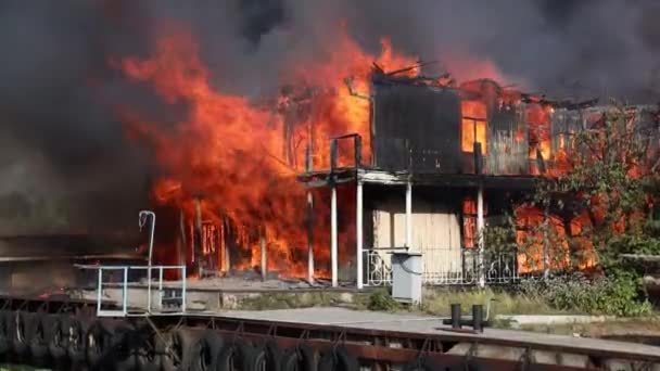 Großes Feuer Mit Schwarzem Rauch Antenne Oben Panoramablick Himmel Fliegen — Stockvideo