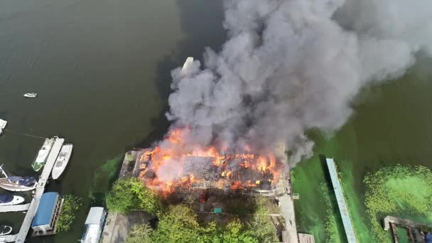 Großes Feuer Mit Schwarzem Rauch Antenne Oben Panoramablick Himmel Fliegen — Stockvideo