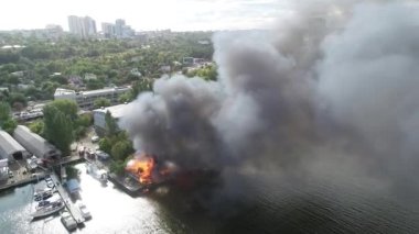 Siyah dumanlı büyük ateş üst panoramik gökyüzü sineği
