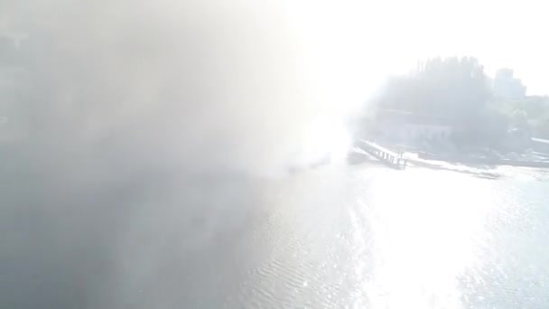 Большой Огонь Черным Дымом Воздуха Сверху Панорамный Вид Небо Летать — стоковое видео