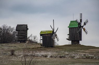 Ünlü turistin yel değirmenleriyle değirmen arazisi. Eski Hollanda köyü dünya mirası alanı.