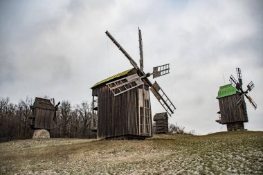 Ünlü turistin yel değirmenleriyle değirmen arazisi. Eski Hollanda köyü dünya mirası alanı.