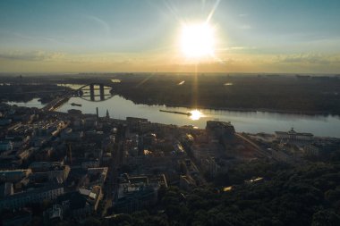 Yukarıdan Kyiv 'in havadan görünüşü, gün batımında Podol ilçesi şehir manzarası, Kiev Ukrayna' nın ufuk çizgisi