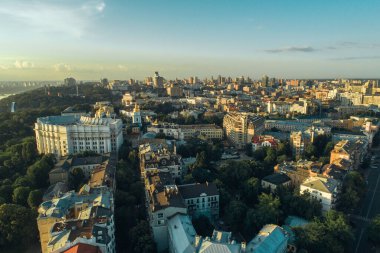 Yukarıdan Kyiv 'in havadan görünüşü, gün batımında Podol ilçesi şehir manzarası, Kiev Ukrayna' nın ufuk çizgisi