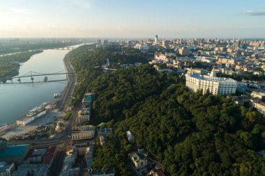 Yukarıdan Kyiv 'in havadan görünüşü, gün batımında Podol ilçesi şehir manzarası, Kiev Ukrayna' nın ufuk çizgisi