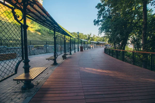 Yukarıdan Kyiv 'in havadan görünüşü, gün batımında Podol ilçesi şehir manzarası, Kiev Ukrayna' nın ufuk çizgisi