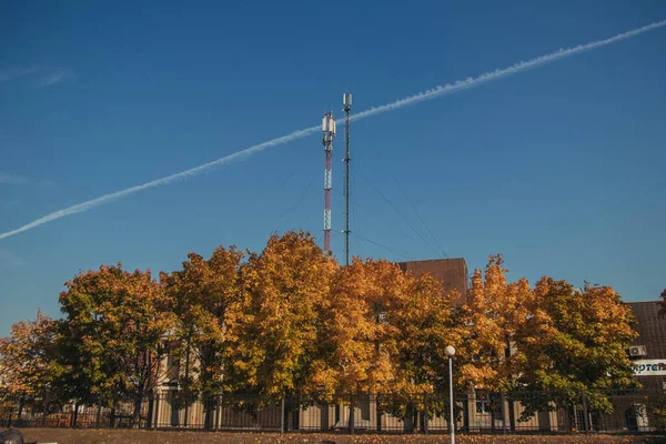 Evin yakınındaki bir park ya da bahçenin güneşli sonbahar manzarası