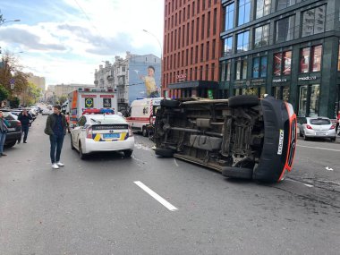 Kiev, Ukrayna - 2019 Kyiv 'deki büyük kavşakta araç kazası