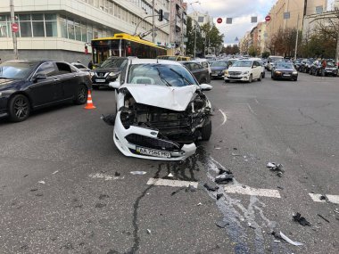 Kiev, Ukrayna - 2019 Kyiv 'deki büyük kavşakta araç kazası