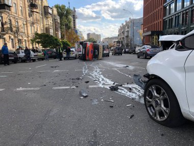 Kiev, Ukrayna - 2019 Kyiv 'deki büyük kavşakta araç kazası