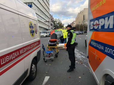 Kiev, Ukrayna - 2019 Kyiv 'deki büyük kavşakta araç kazası