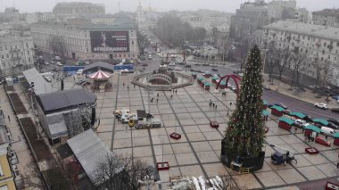 Kiev geceleri dışarıda ışıklar ile Noel ağacı. Sophia Cathedral arka plan üzerinde. Yeni yıl kutlama