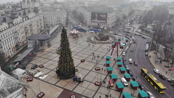 Kiev geceleri dışarıda ışıklar ile Noel ağacı. Sophia Cathedral arka plan üzerinde. Yeni yıl kutlama