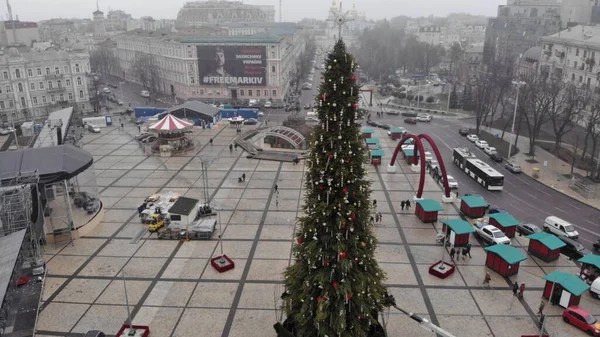 Kiev geceleri dışarıda ışıklar ile Noel ağacı. Sophia Cathedral arka plan üzerinde. Yeni yıl kutlama