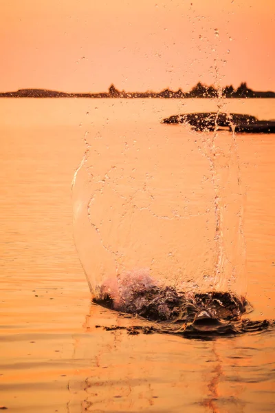 Turuncu günbatımında taş atlama - Gürcistan Körfezi, Ontario