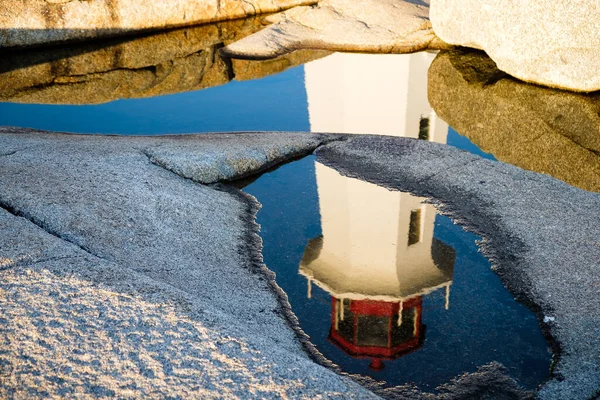 Yansıma: Nova Scotia, Kanada 'da Peggy' nin Koyu deniz feneri