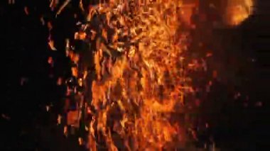 Ateş kıvılcımları. Ateşi koyarak.