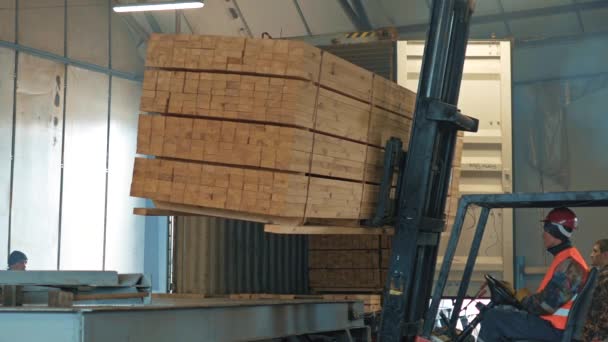 Laden van container een bundel met hout — Stockvideo