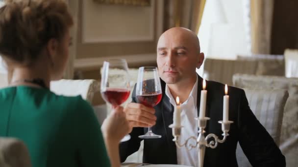 Restoranda şarap içen çift — Stok video