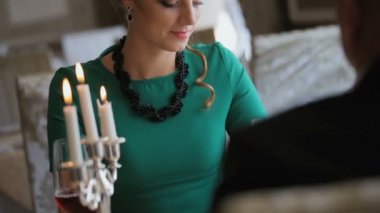 Bir restoranda bir tarihte kadın ve erkek.