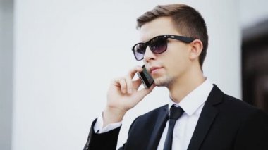 Genç işadamı cep telefonundan konuşuyor