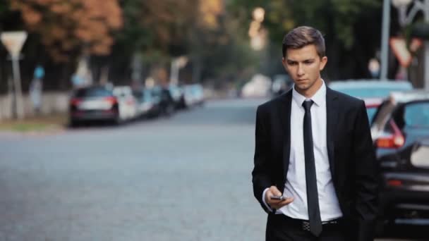 Giovane uomo d'affari con un telefono in mano . — Video Stock