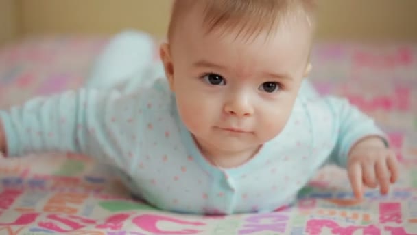 Bebê bonito em movimento . — Vídeo de Stock