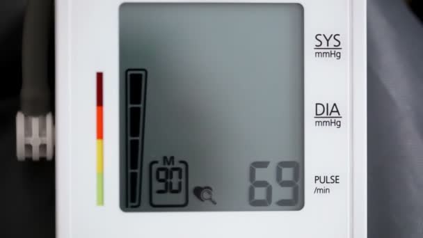 Blood pressure displayed on monitor — Stock Video