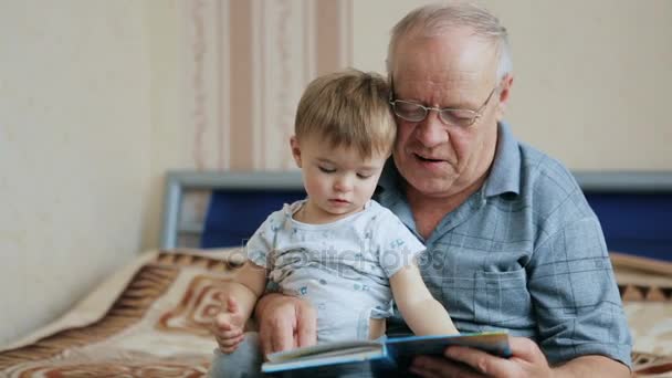 Abuelo leyendo libro con nieto — Vídeos de Stock