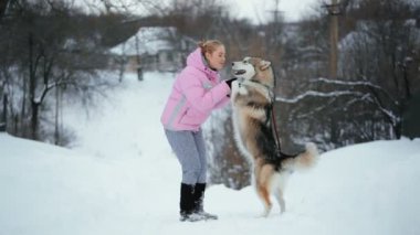 Genç kadın köpeğiyle dans