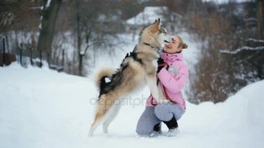 Genç bir kız köpeğini sevişme