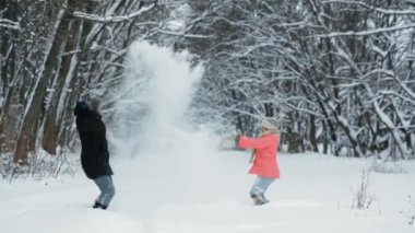 Çocuklar parkta kar ile oyun