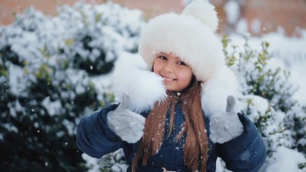 Aantrekkelijk meisje In een Winter Snowy dag — Stockvideo